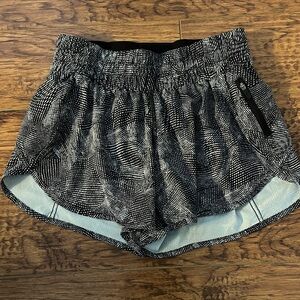 Lululemon Tracker Short V *4"
Velocity Mesh Island Mist Black Size 6
